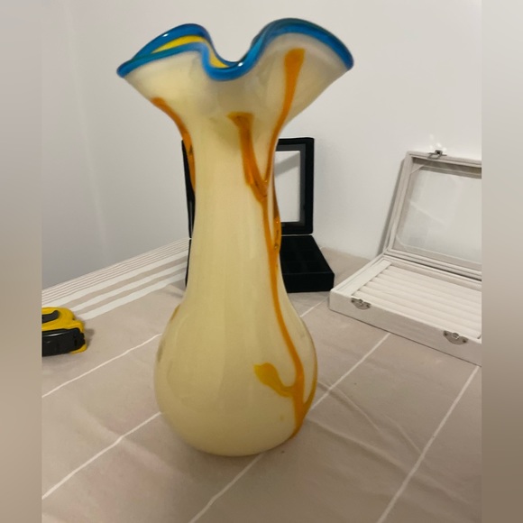 Vintage yellow with blue ruffle cased glass w/applied coloured - Picture 4 of 8